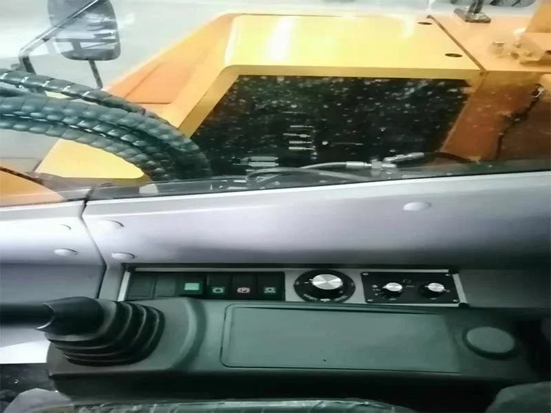 Escavatore gommato